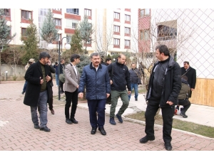 İçişleri Ve Sağlık Bakanlarından Depremzede Aileye Taziye Ziyareti