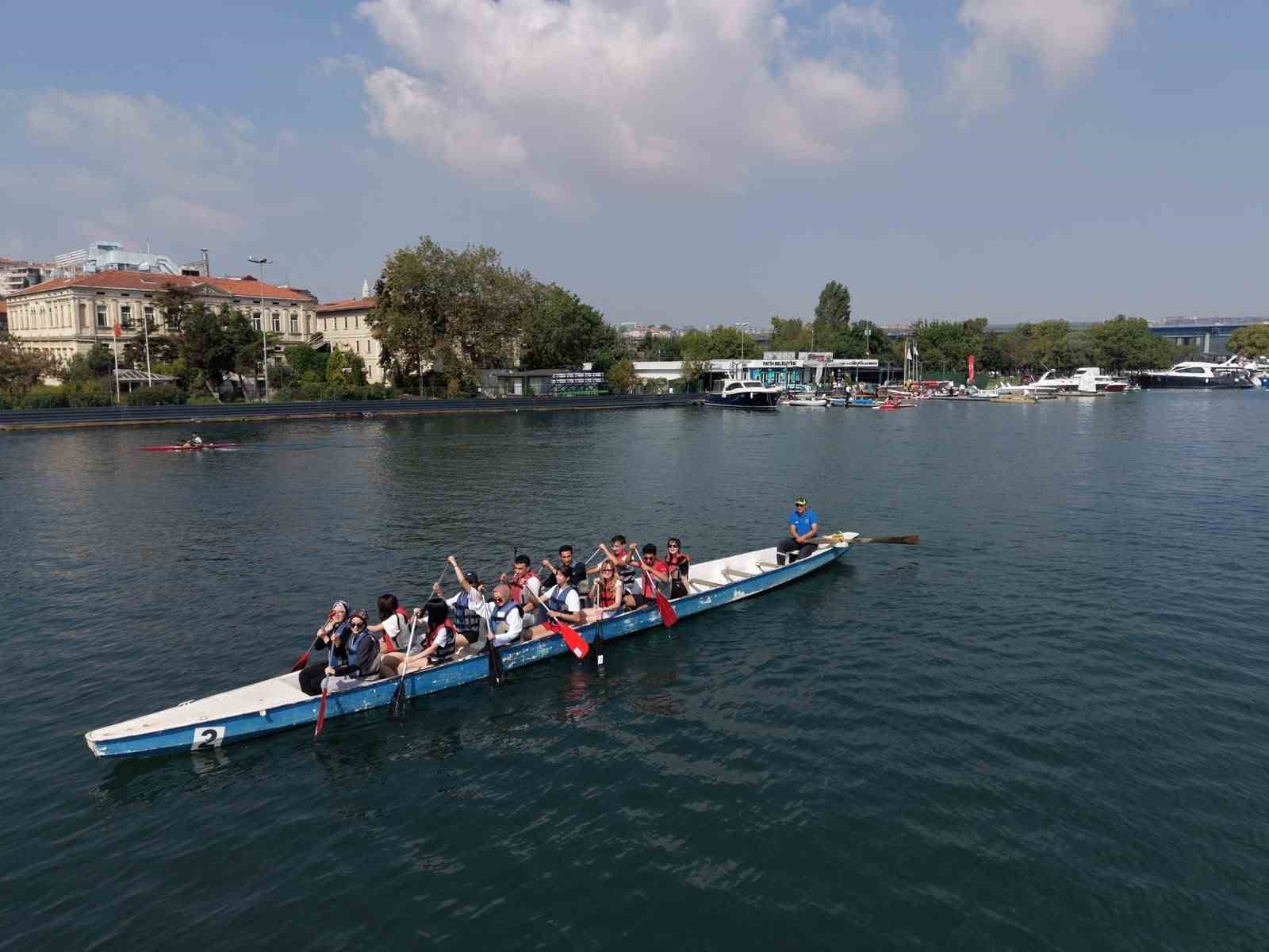 duzceli-gencler-halic-te-suya-indi