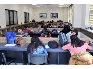 Yarıyıl Tatilini, Gençlik Kütüphanelerinde Değerlendiriyorlar