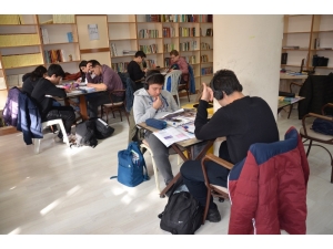 Millet Kıraathanesi Tatilde Öğrencileri Ağırlıyor