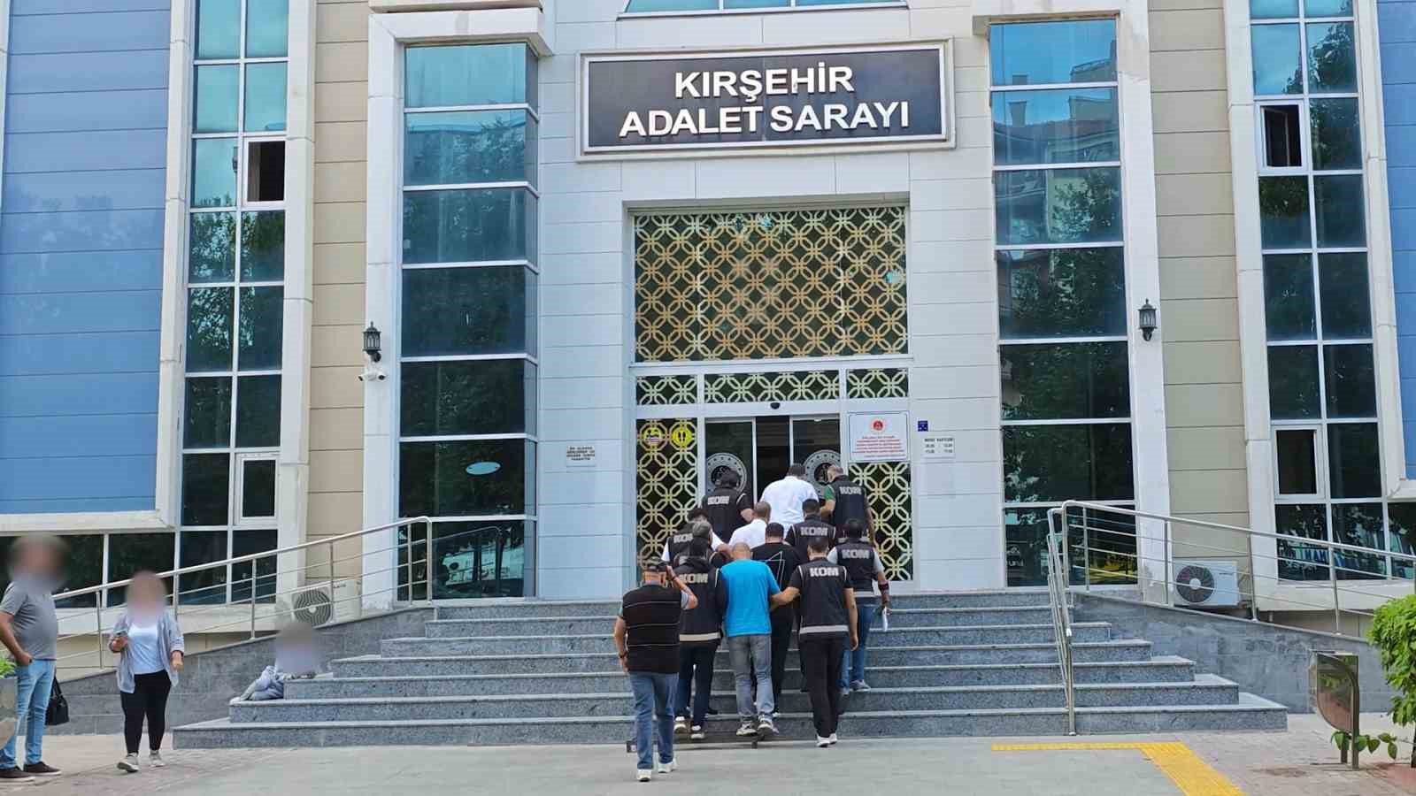 kirsehir-de-is-yerine-cagirdiklari-kisileri-dovup-gasp-ettikleri-iddiasiyla-4-supheli-tutuklandi