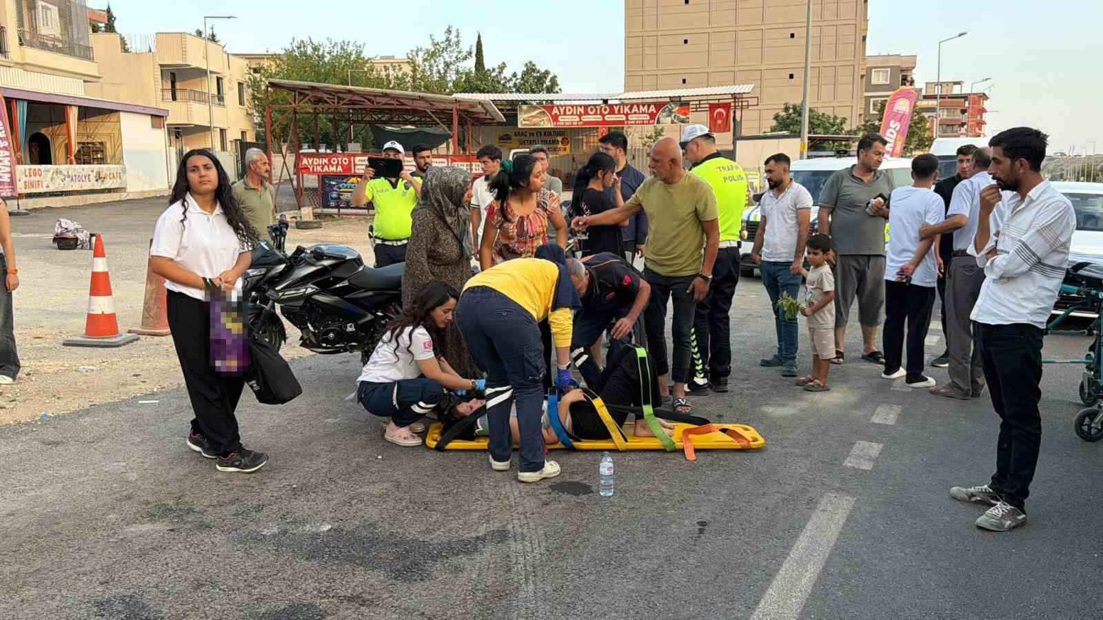 ehliyetsiz-surucu-motosikletiyle-otomobile-carpti-2-yarali