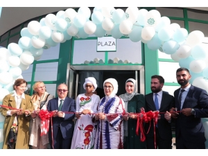 Emine Erdoğan’dan Gambiya’da Türk Okuluna Ziyaret