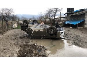 Şarampole Uçan Araçtan Bebekleriyle Sağ Çıktılar