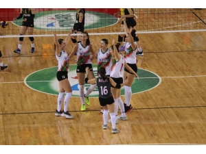 Kadınlar Voleybol 1. Ligi: Karşıyaka: 3 - Göztepe: 0