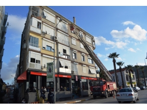 Depremden Zarar Gören Binaya İtfaiye Müdahalesi