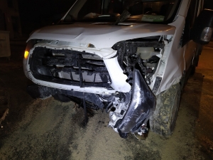 Arnavutköy’de Otomobil Kontrolden Çıktı: 1’i Polis, 2 Yaralı