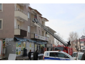 Varto’da Buz Sarkıtlarını Kırma Ve Yol Tuzlama Çalışması