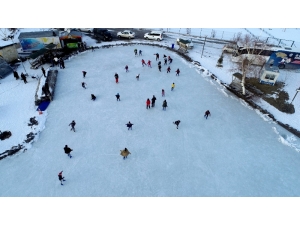 Donan Süs Havuzunda Eksi 10 Derecede Paten Yapıyorlar