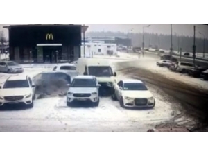 Rusya’da Minibüs Park Halindeki 4 Araca Çarptı