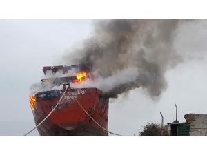 Kuru Yük Gemisi Alev Alev Yandı
