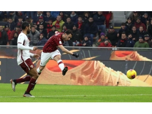 Hakan Çalhanoğlu Milan’ı Yarı Finale Taşıdı