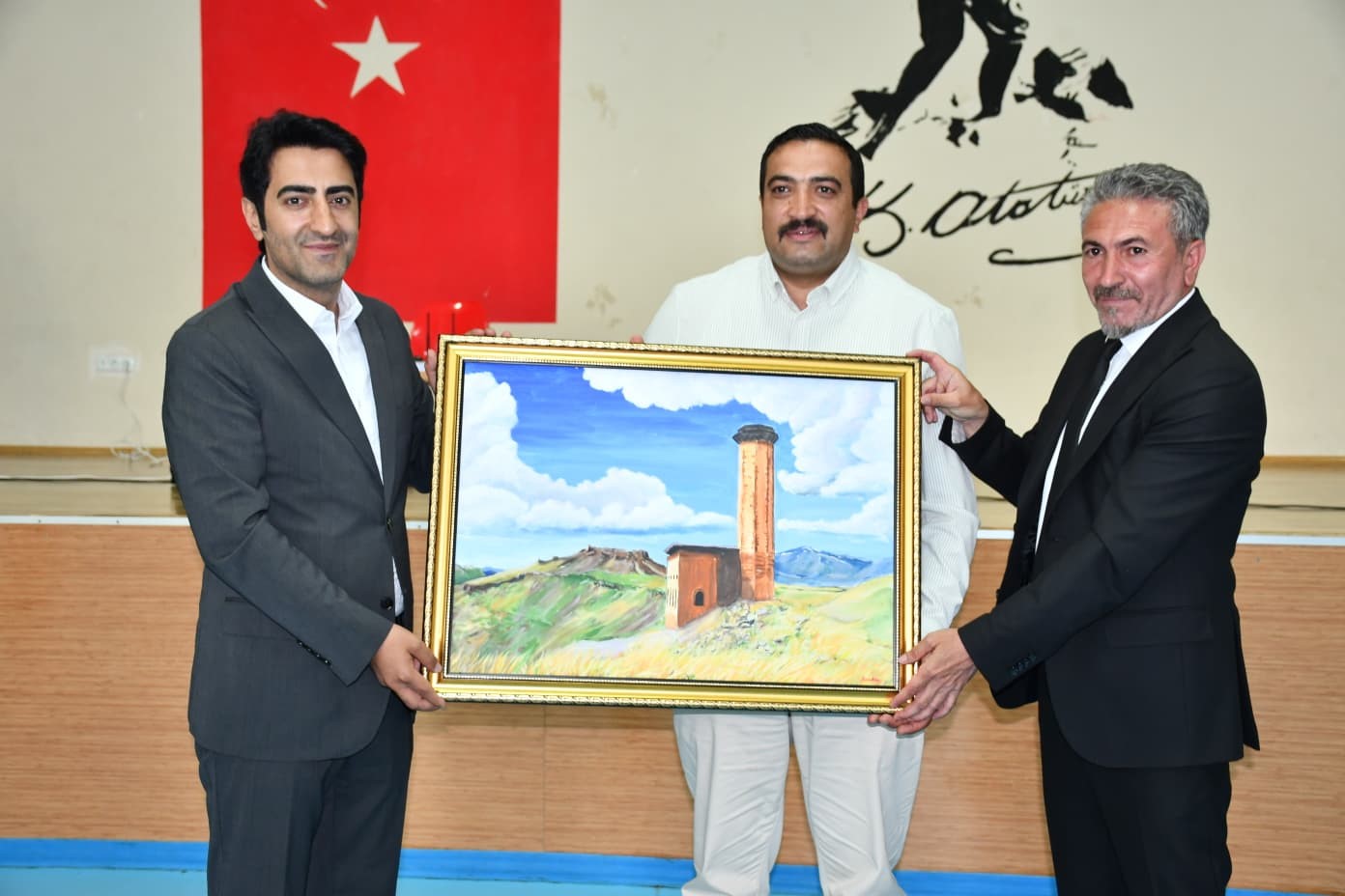 sarikamis-ta-minik-sporculara-forma-surprizi-genclige-destek-verenlere-plaket-takdim-edildi