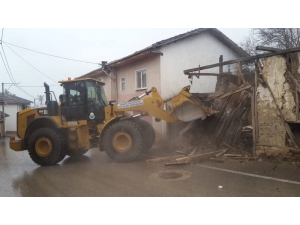 İnegöl’deki 5 Metruk Binanın Yıkımı Gerçekleştirildi