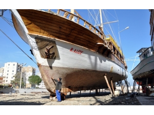 Yatlar Bakım İçin Karada