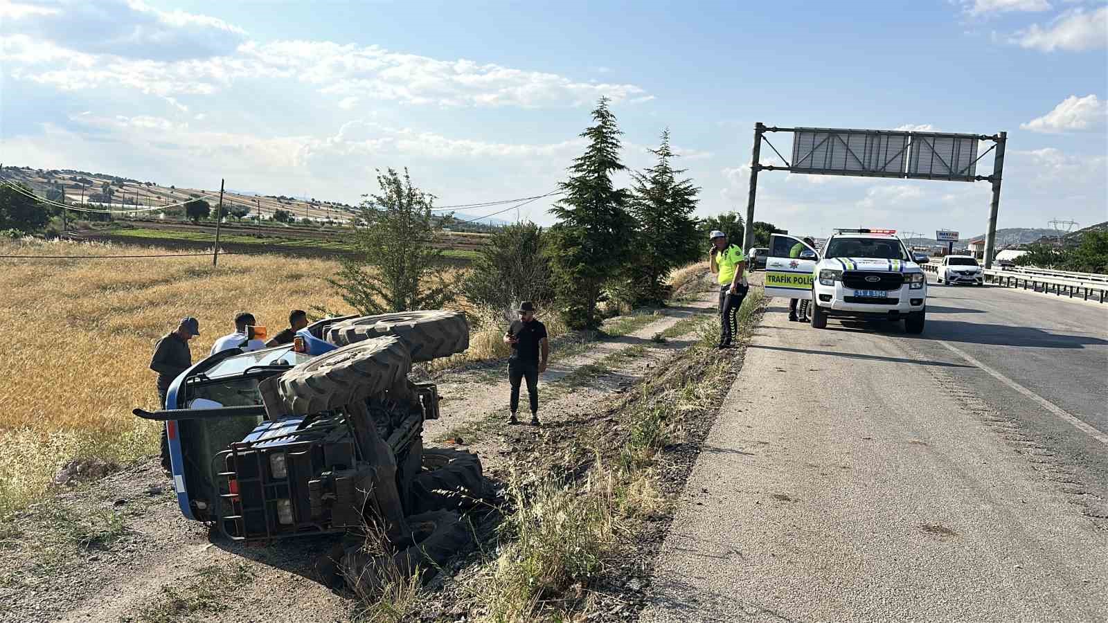 kontrolden-cikan-traktor-sarampole-devrildi-1-yarali
