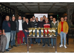 Şampiyon Güvercinlerin Sahiplerine Kupa
