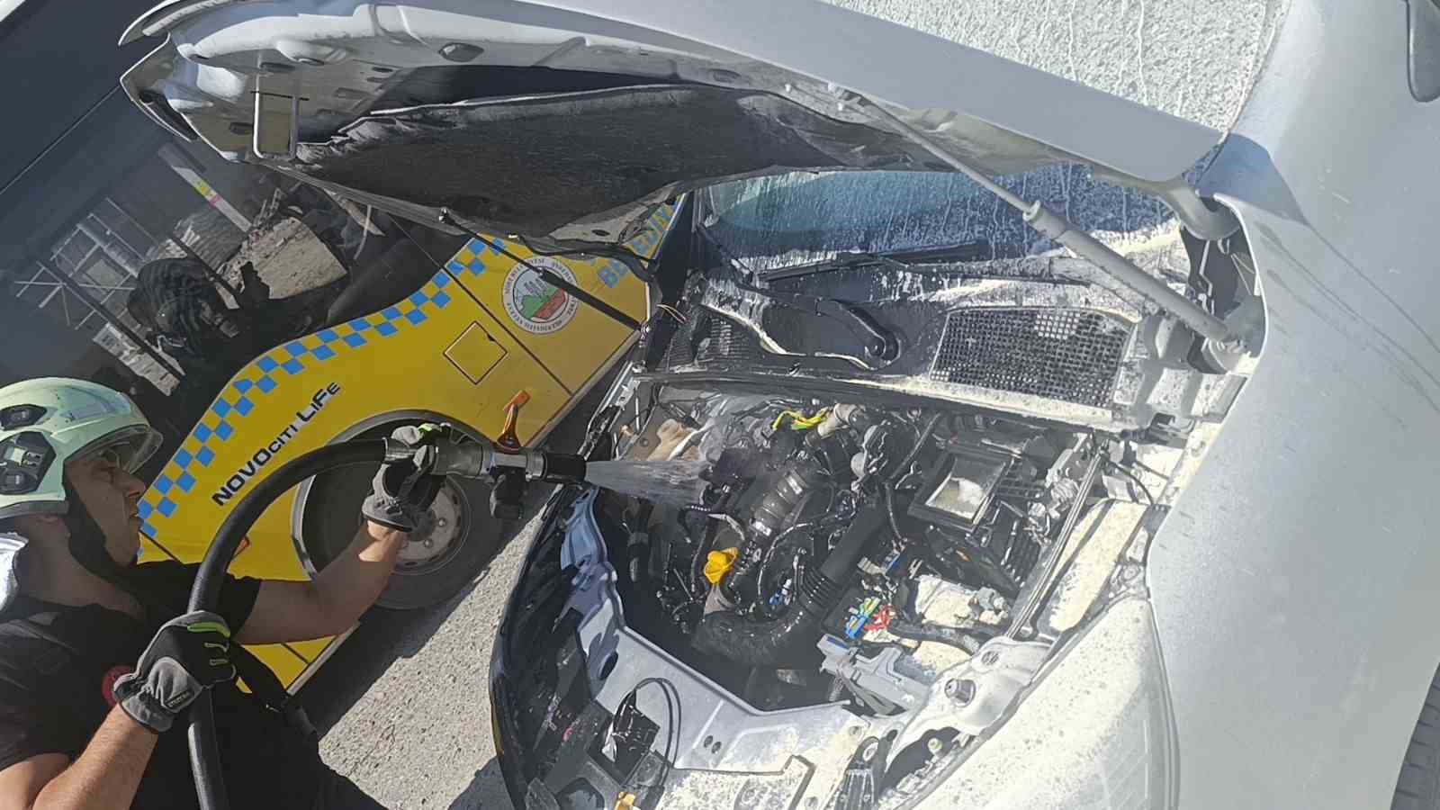siirt-te-seyir-halindeki-hafif-ticari-aracin-motoru-alev-aldi