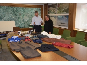 Gediz’de Giysi Kumbaraları Yüz Güldürecek