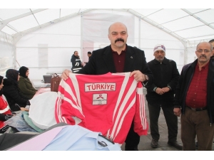 Milli Takım Eşofmanını Depremzedelere Bağışladı