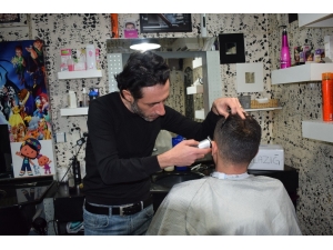 İzmir’de Berberlerin Bir Günlük Geliri Depremzedelere