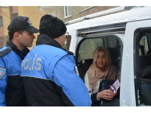 Hakkari Polisi Canı Pahasına Kadınları Bilgilendiriyor