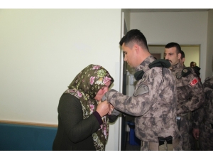 Kahraman Özel Harekatçı Kurtardığı Depremzedeyi Ziyaret Etti