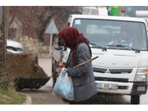 Depremin Merkezinde Kar Yağışı Başladı