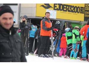 İmamoğlu Tepkilere Rağmen Palandöken’de Tatile Devam Ediyor