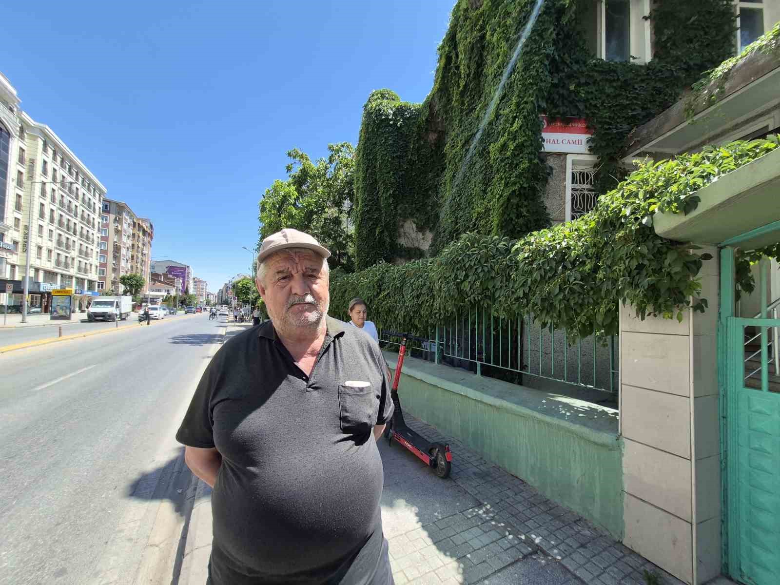 15-yildir-gonullu-olarak-calistigi-sarmasikli-cami-ye-gozu-gibi-bakiyor