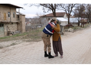 Deprem Sonrası Halk Jandarmayı Bağrına Bastı