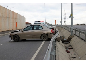 Yeni Kampüs Yolunda Kontrolden Çıkan Araç Bariyerlere Çarparak Durabildi
