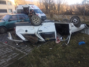 Otomobil 6 Metreden Sitenin Bahçesine Düştü: 1 Yaralı