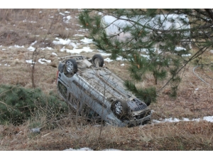 Otomobil Şarampole Devrildi: 5 Yaralı
