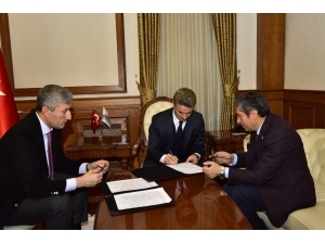 Eğitimci Enver Yücel’den Depremzedelere Destek