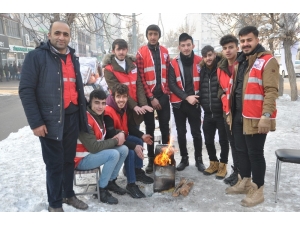 Soğuk Havada Depremzedeler İçin Yardım Topluyorlar