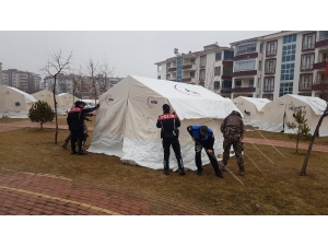 Kapı Kapı Gezen Polis, Depremzedelere Yardımları Ulaştırıyor