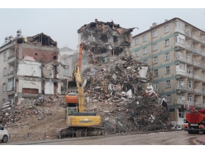 Depremde Ağır Hasar Gören Binaların Yıkımı Devam Ediyor