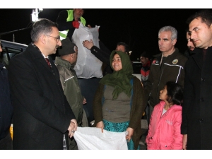 Depremzedelere 50 Ton Odun Dağıtıldı