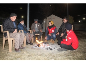 Depremzedelerin Çadırlarda Gece Yaşantısı
