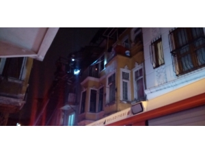 Dört Katlı Metruk Binanın En Üst Katı Alev Alev Yandı