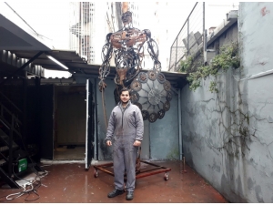 Hurda Araba Parçalarını "Yeniçeri" Heykeline Dönüştürdü