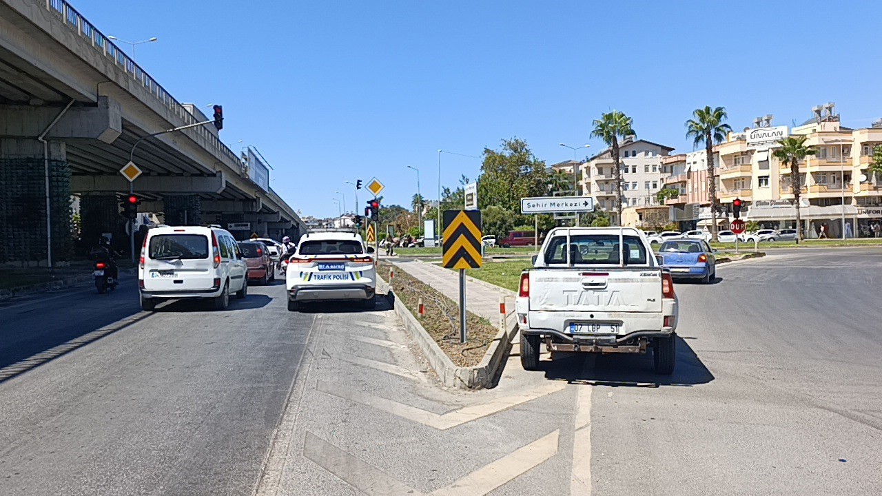yol-kenarindaki-kamyonet-ekipleri-alarma-gecirdi-gercek-ise-apayri-cikti