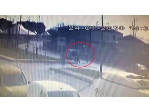 Bıçaklı Şahsın Polise Saldırdığı Anlar Kamerada