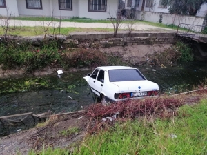 Kanala Uçan Araçtan Burnu Kanamadan Çıktı