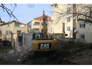 Kartal’da Hürriyet Mahallesi’nde Metruk Bina Yıkıldı