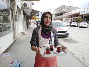 "Ayşe Teyze" Çocuklarını Okutmak İçin Çaycılık Yapıyor