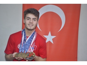 Yaşı 17, Kazandığı Madalya 27