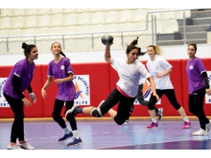 Başkan Uysal’dan Kadın Hentbolculara Moral Ziyareti