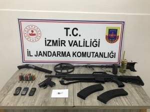 Aranan Şahısların Üzerlerinden Çıkanlar Şoke Etti